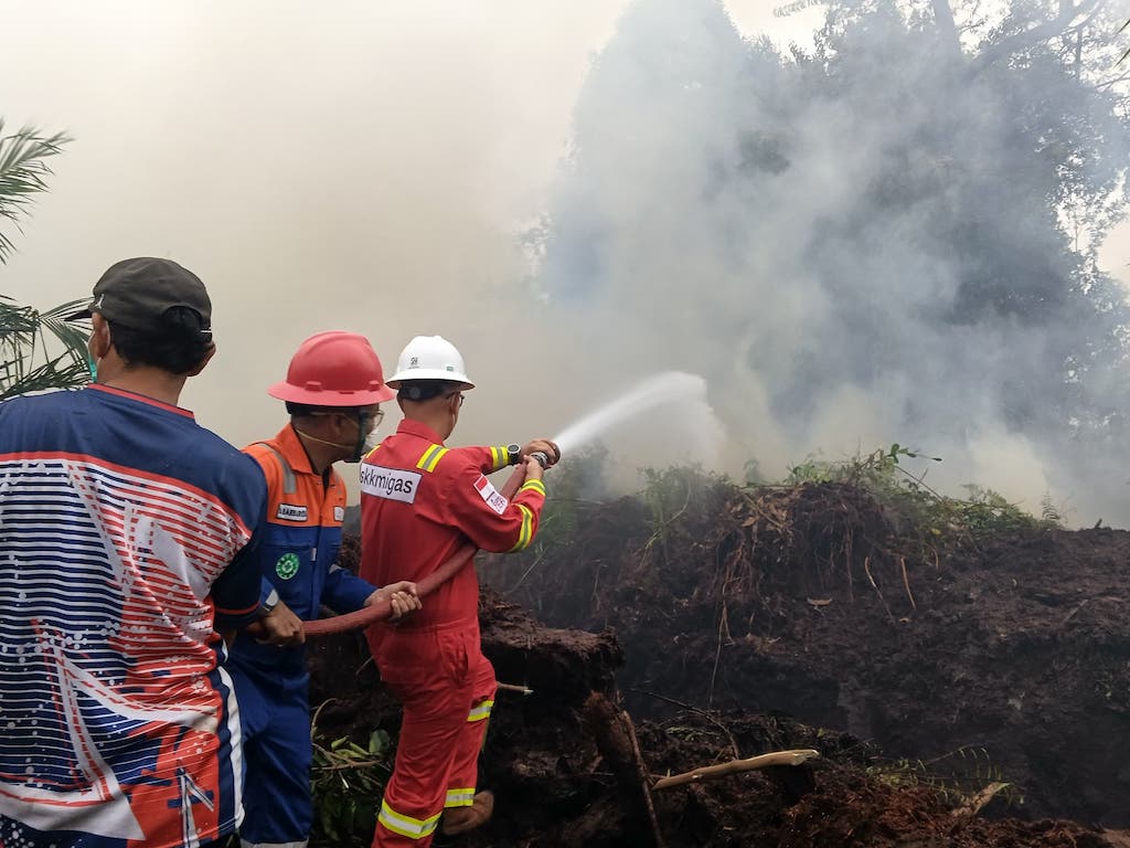 Tangani Karhutla Riau, SKK Migas Kerahkan Personel, Water Truck hingga Bangun Embung