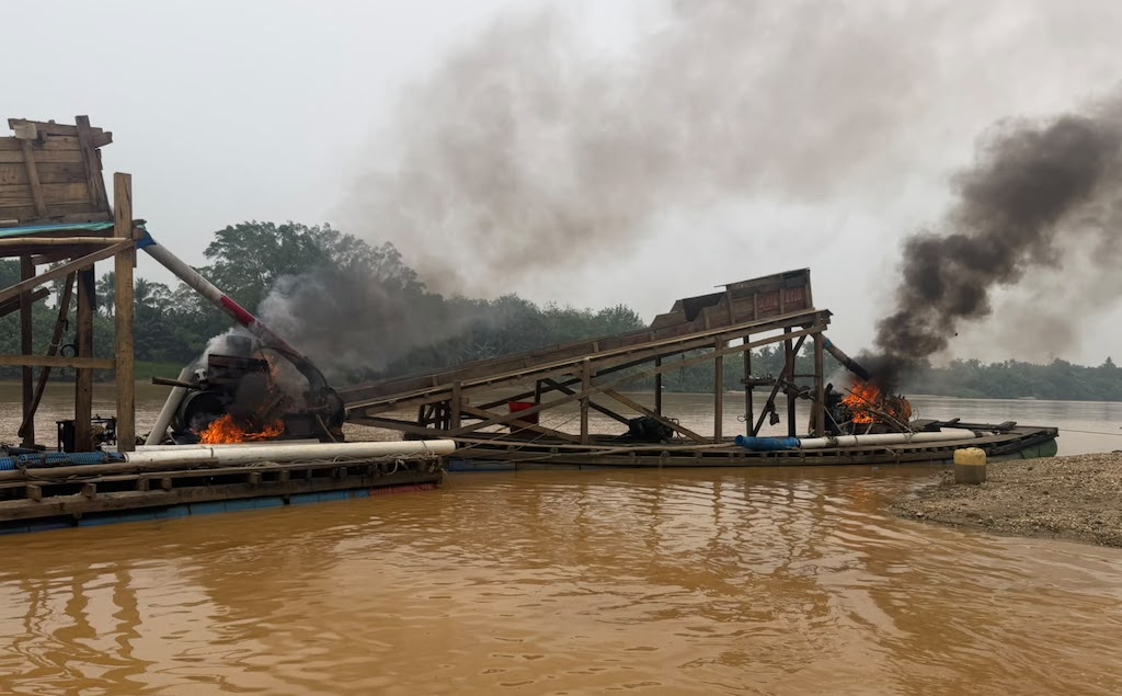 Polsek Cerenti Tertibkan PETI di Sungai Batang Kuantan, Dua Rakit Dibakar
