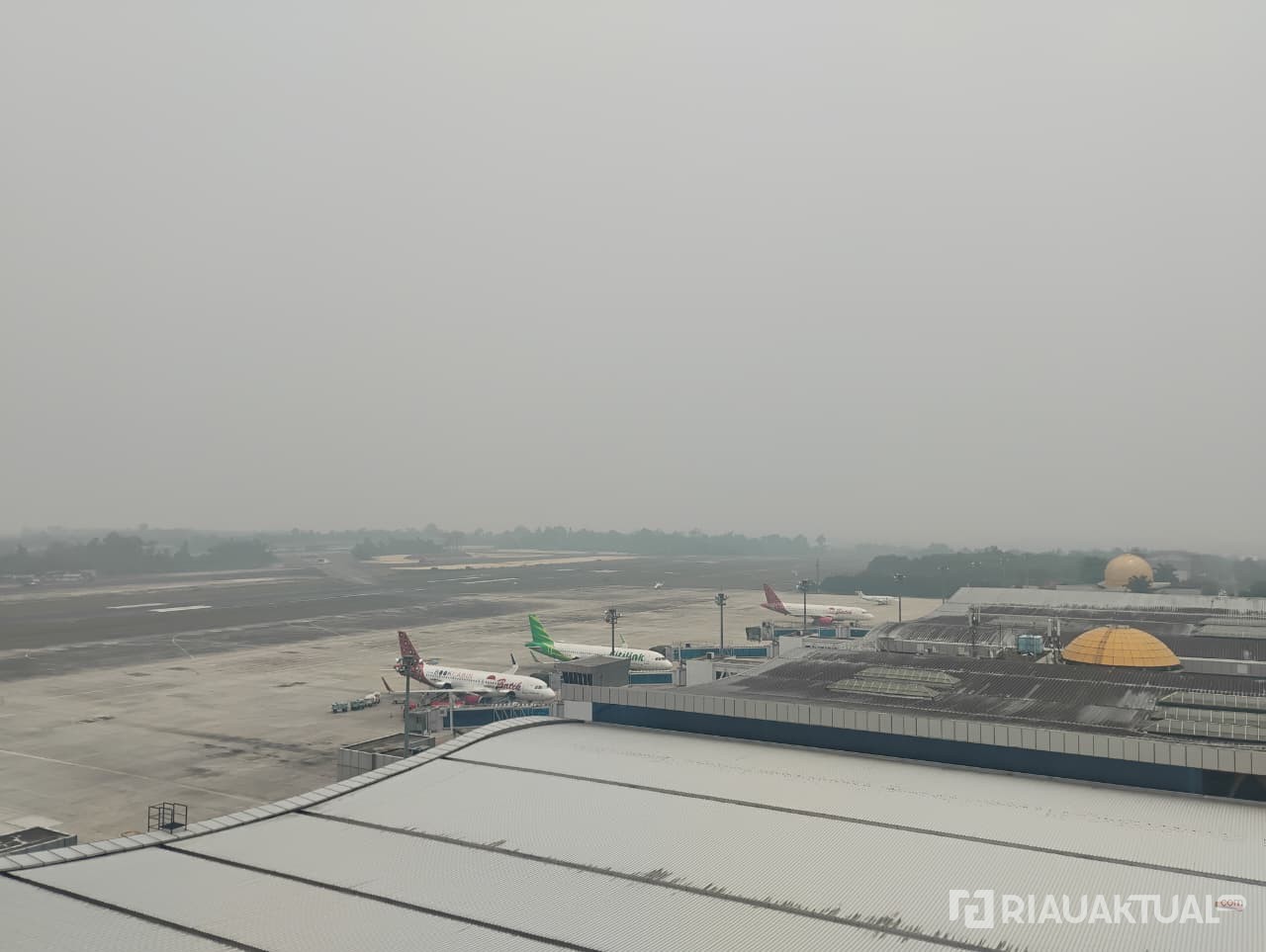 57 Penerbangan di Bandara SSK II Pekanbaru Normal di Tengah Kepungan Kabut Asap