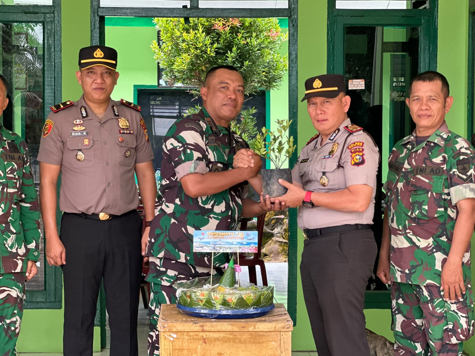 Bawa Kejutan, Polsek Bangko Pusako Sambangi Koramil Rimba Melintang di HUT TNI