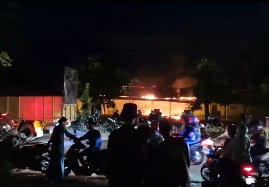 Bangunan Kosong di Depan SMK Pertanian Pekanbaru Terbakar 