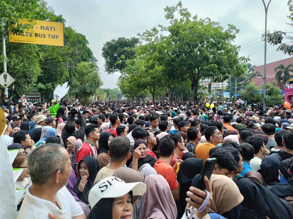 Kue Talam Ketan Durian 1 Kilometer Pekanbaru Pecahkan Rekor MURI, Jutaan Warga Padati Sudirman