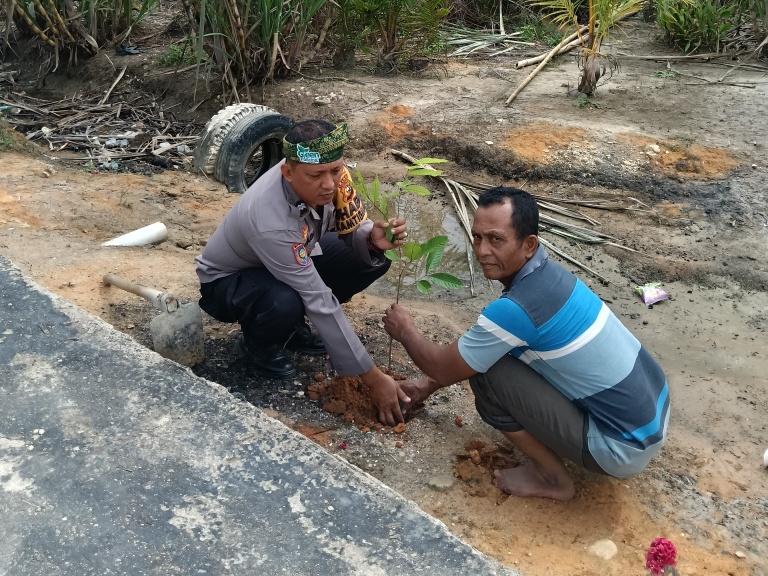 Green Policing di Rohil, Polsek Rimba Melintang Tanam Bibit Rambutan di Halaman Rumah Warga