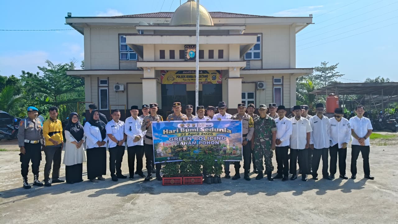 Polsek Rimba Melintang Tanam Pohon Bersama Upika di Hari Pohon Sedunia