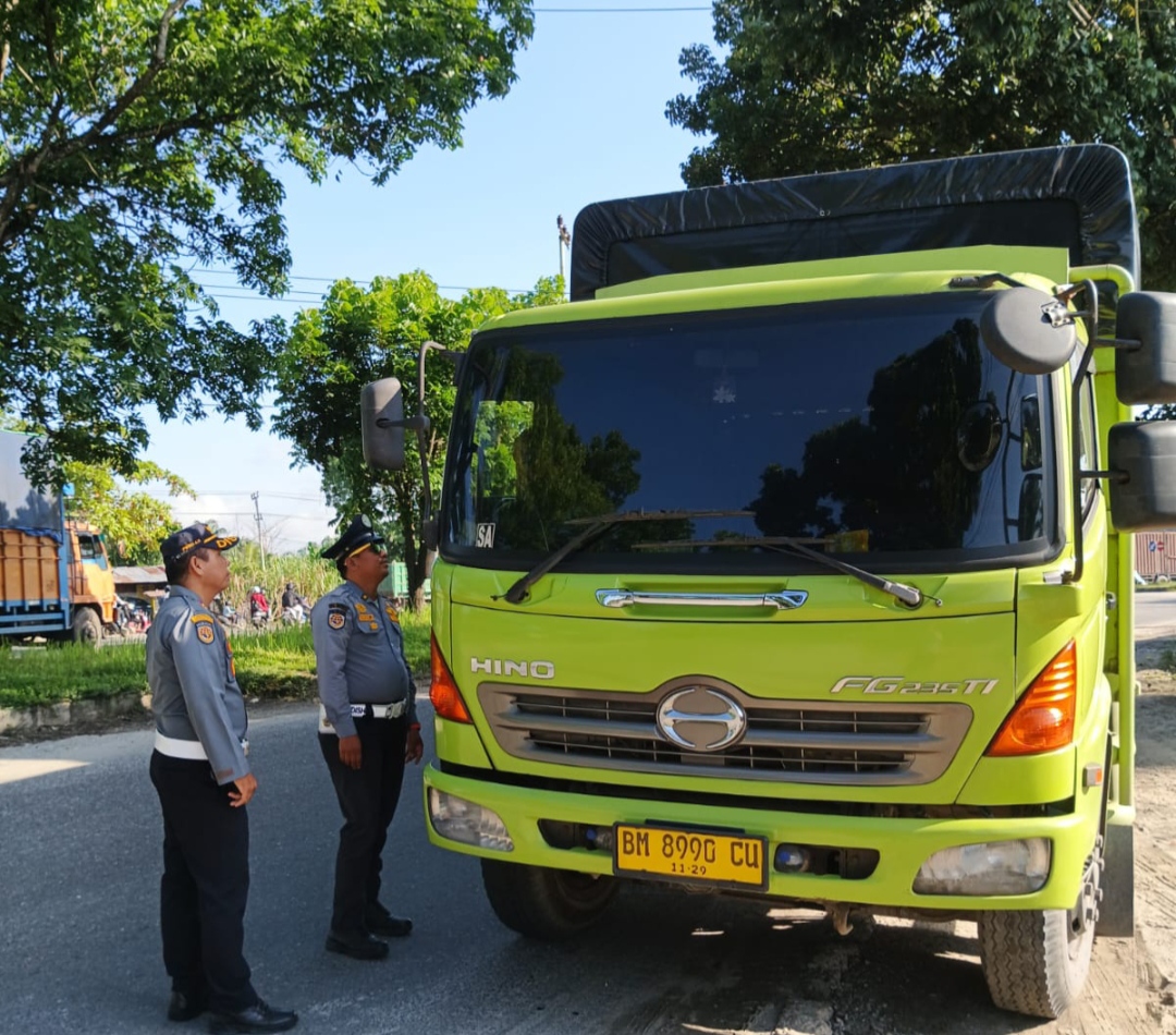 Jaga Ketat Pintu Masuk Kota, Dishub Pekanbaru Halau Ratusan Truk Tonase Besar 