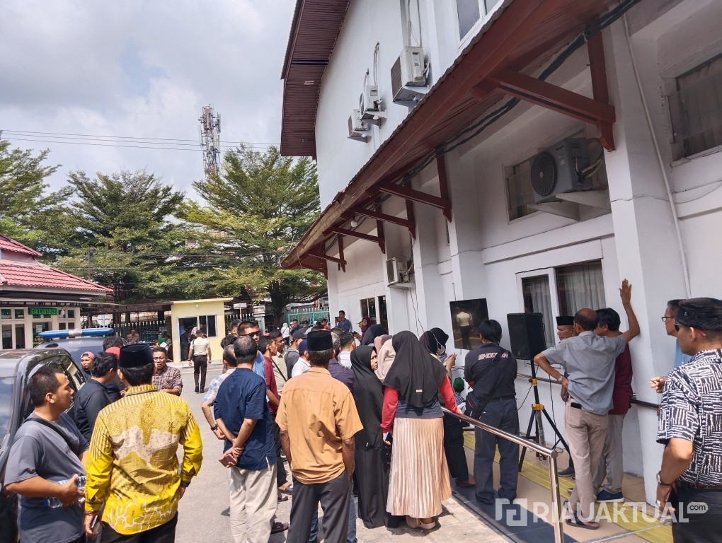 Ratusan Warga Serbu PN Pekanbaru, Saksikan Sidang Perdana Abdul Wahid via Layar Besar