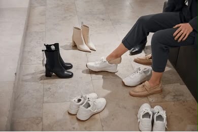 Mitos atau Fakta: Gonta-ganti Sepatu Setiap Hari Bikin Kaki Lebih Sehat?