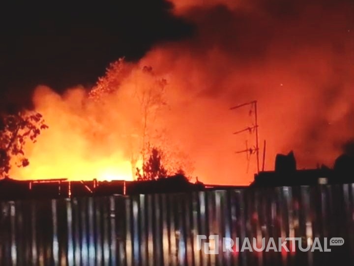 Breaking News: Asrama Polisi Jalan Sisingamangaraja Pekanbaru Terbakar