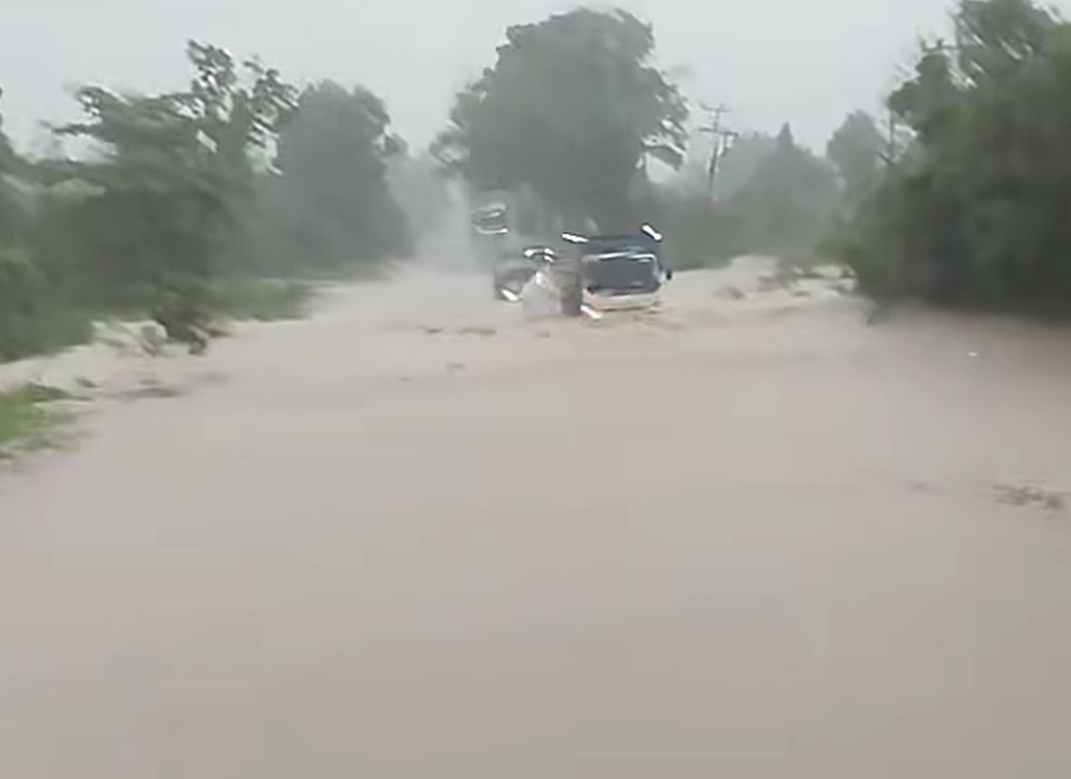 Banjir Rendam Jalan Siak 2 Menuju Palas, Pengendara Diminta Waspada
