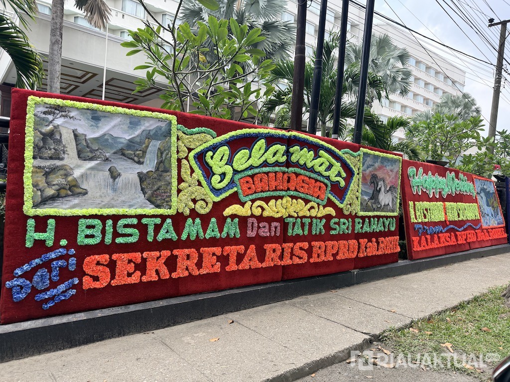Jelang Akad Nikah Bupati Rohil Bistamam, Karangan Bunga Berjejer di Jalan Sudirman Pekanbaru