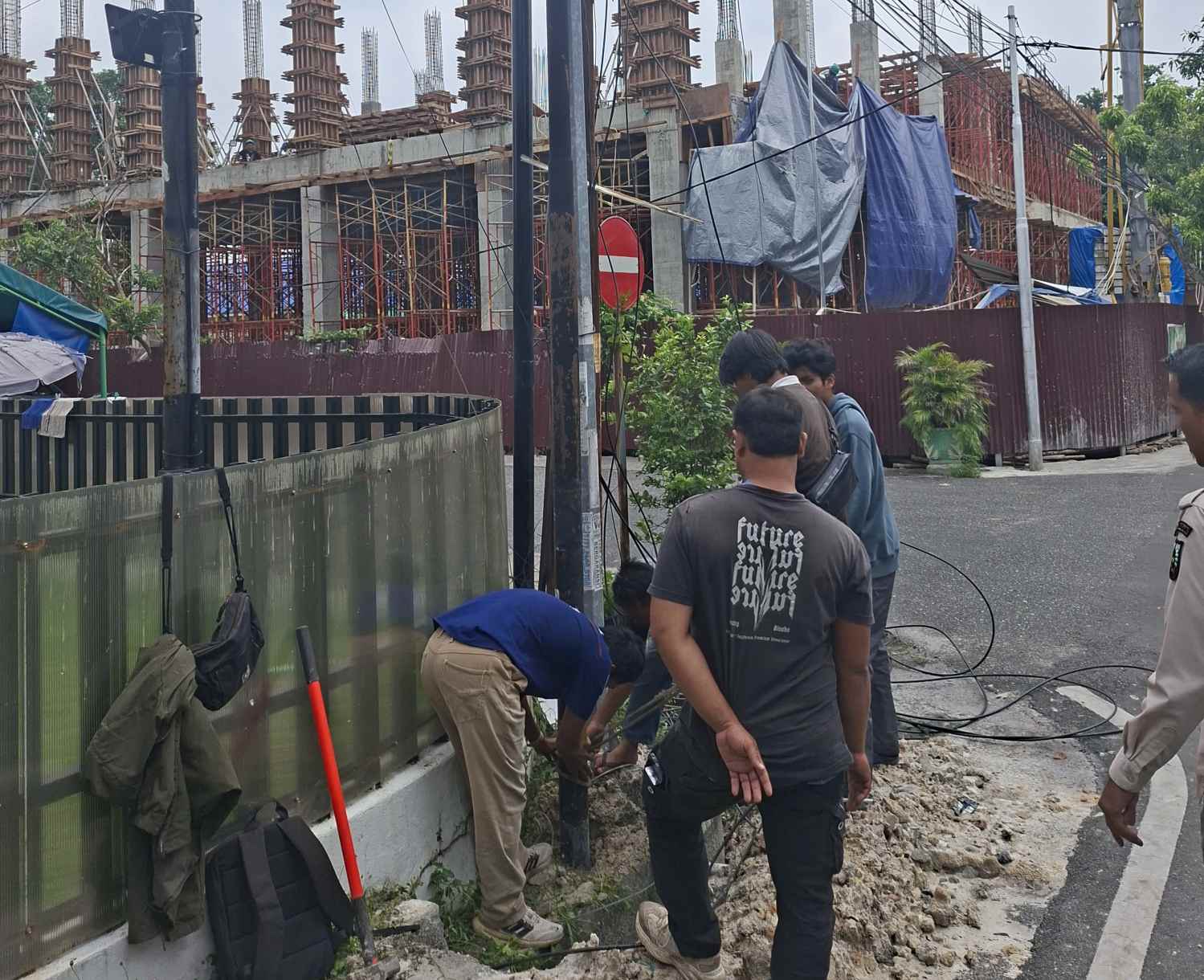 Kabel FO Semrawut di Jalan Ronggowarsito Pekanbaru Ditertibkan, Ada yang Terikat Tiang PLN