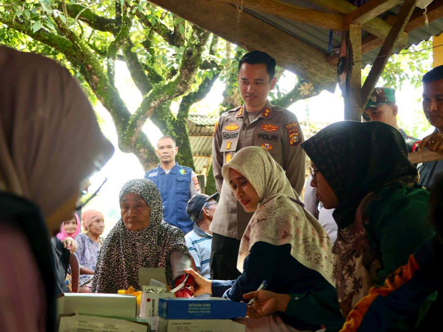 Kapolres Kuansing Pimpin Program JALUR di Pangean, Warga Terima Bansos dan Pengobatan Gratis