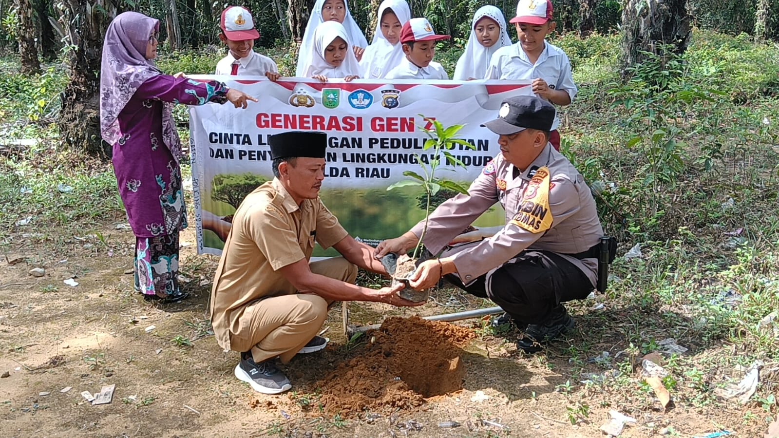 Green Policing Masuk Sekolah, Polsek Rimba Melintang Tanam Pohon Bersama Pelajar
