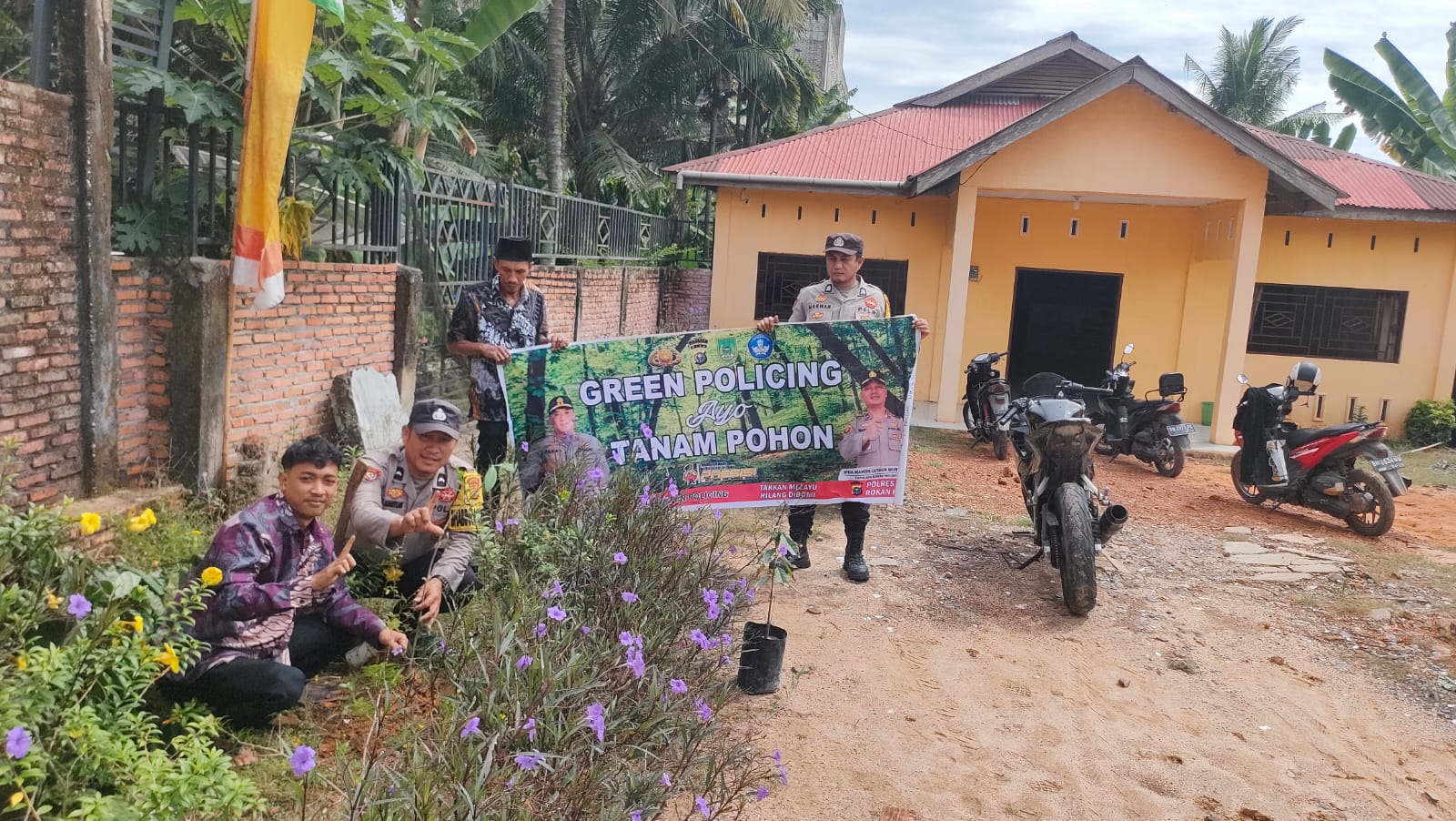 Polsek Rimba Melintang Tanam Matoa dan Mahoni di Kantor Penghulu Lenggadai Hulu