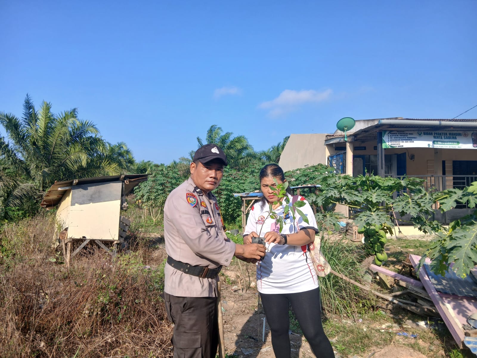 Dukung Green Policing, Polsek Bangko Pusako Libatkan Warga Teluk Bano Tanam Pohon