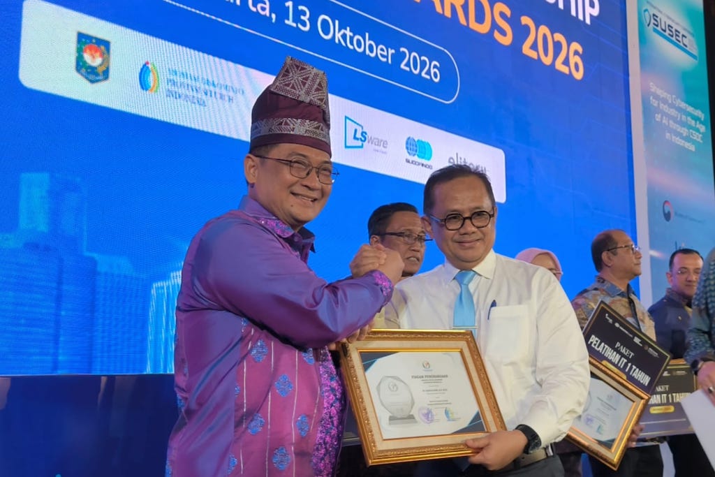 Sekda Provinsi Riau Syahrial Abdi Terima Penghargaan Kepemimpinan Digital Terbaik 2026