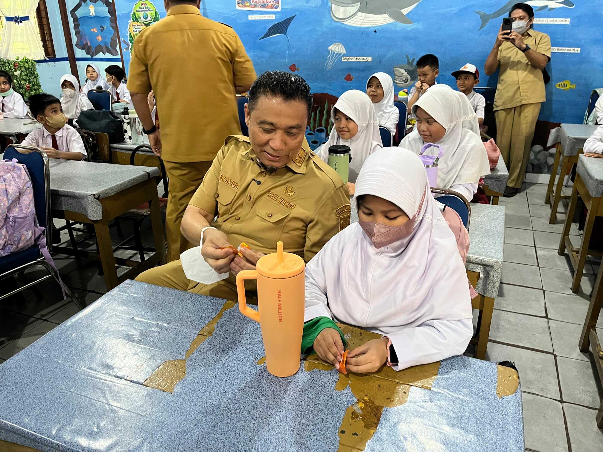 PTM Terbatas Dimulai di Pekanbaru, Peserta Didik Dibekali Masker dan Vitamin