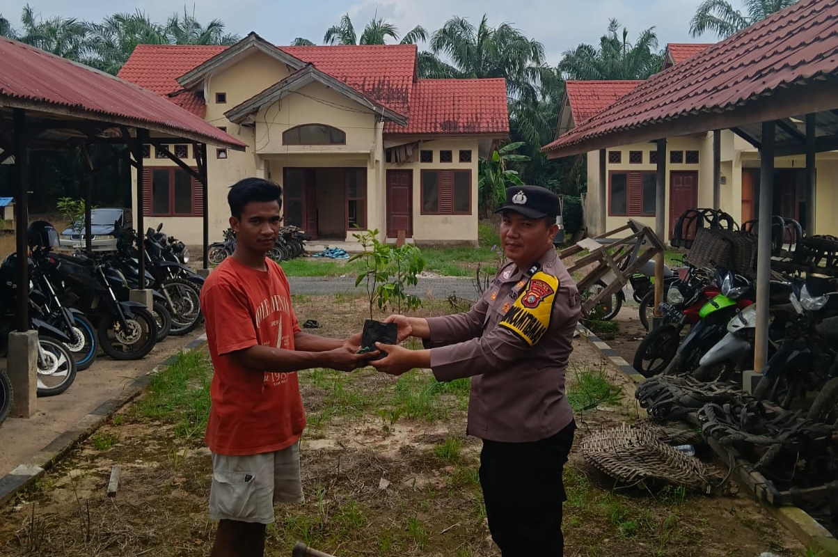 Beri Bibit Pohon ke Warga, Polsek Bangko Pusako Sosialisasikan Green Policing