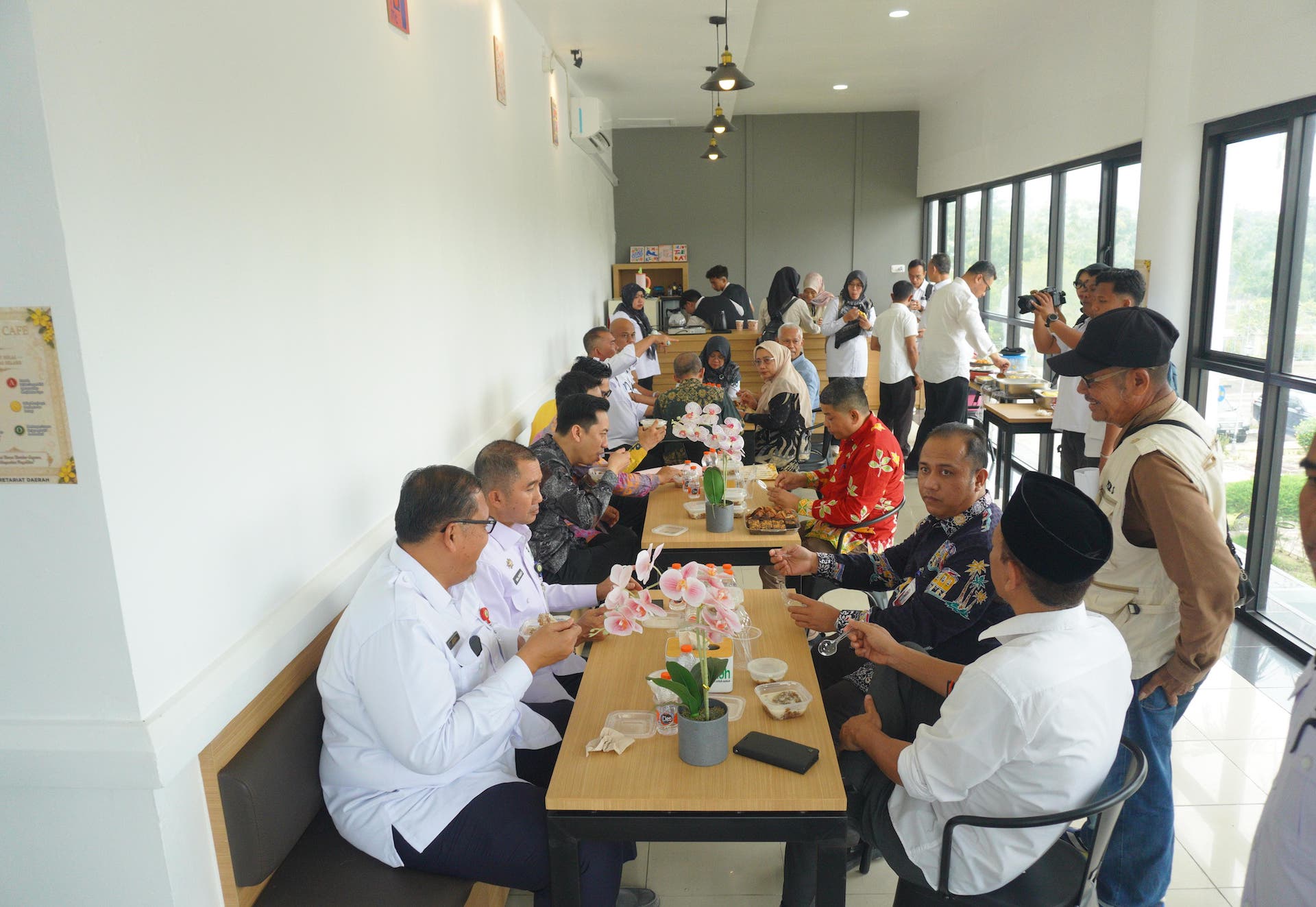 Bukan Sekedar Ngopi, Selaso Cafe di Kantor Bupati Siak Jadi Ruang Tunggu Rakyat Temui Bupati