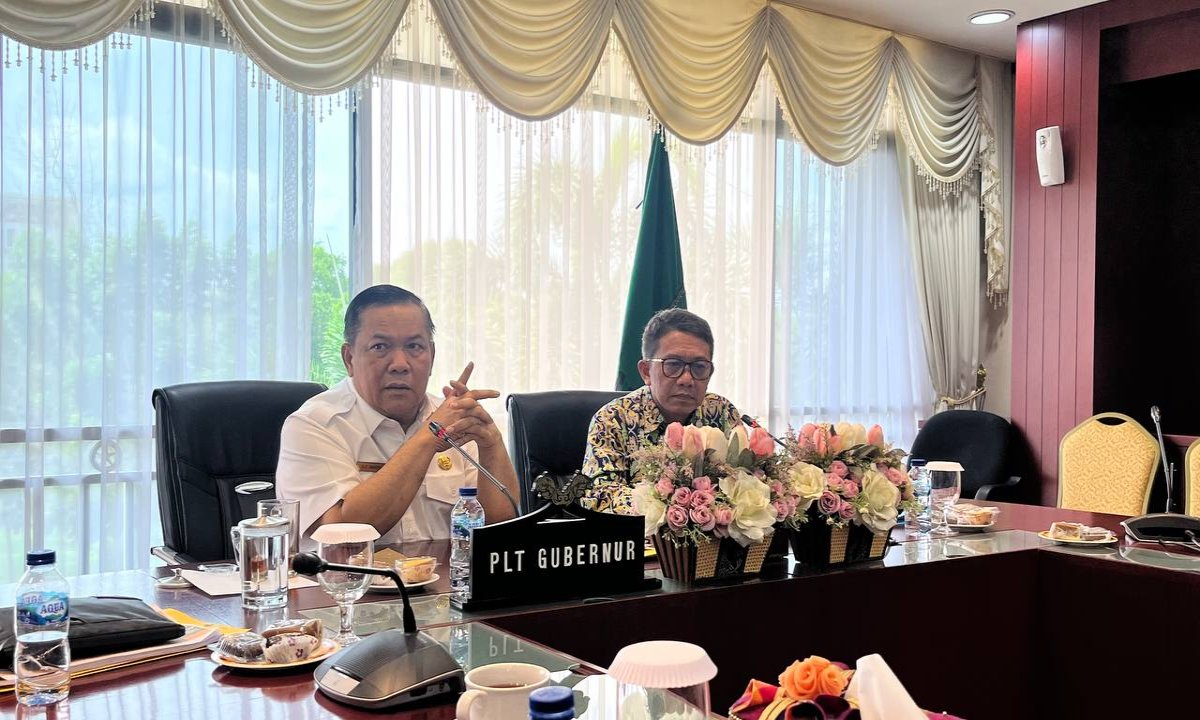 Sampah Akibatkan Saluran Air Tersumbat, Plt Gubri Ajak Masyarakat Jaga Lingkungan