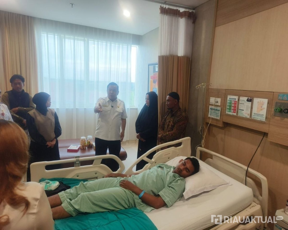 Besuk Korban Pemukulan Aksi DPRD Riau, Plt Gubri Serahkan Sejumlah Bantuan