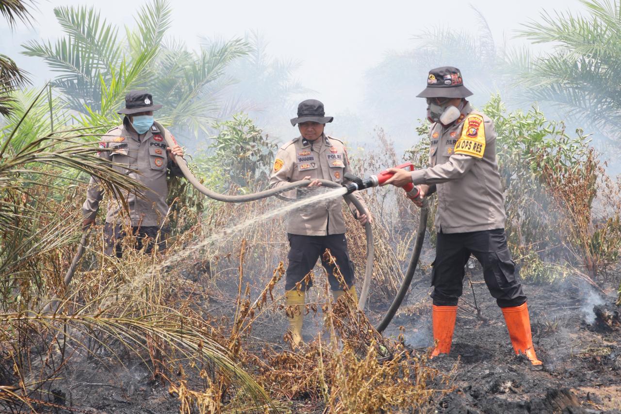30 Hektare Lahan Dipadamkan, Puasa Tak Surutkan Semangat Kapolres Rohil Padamkan Karhutla