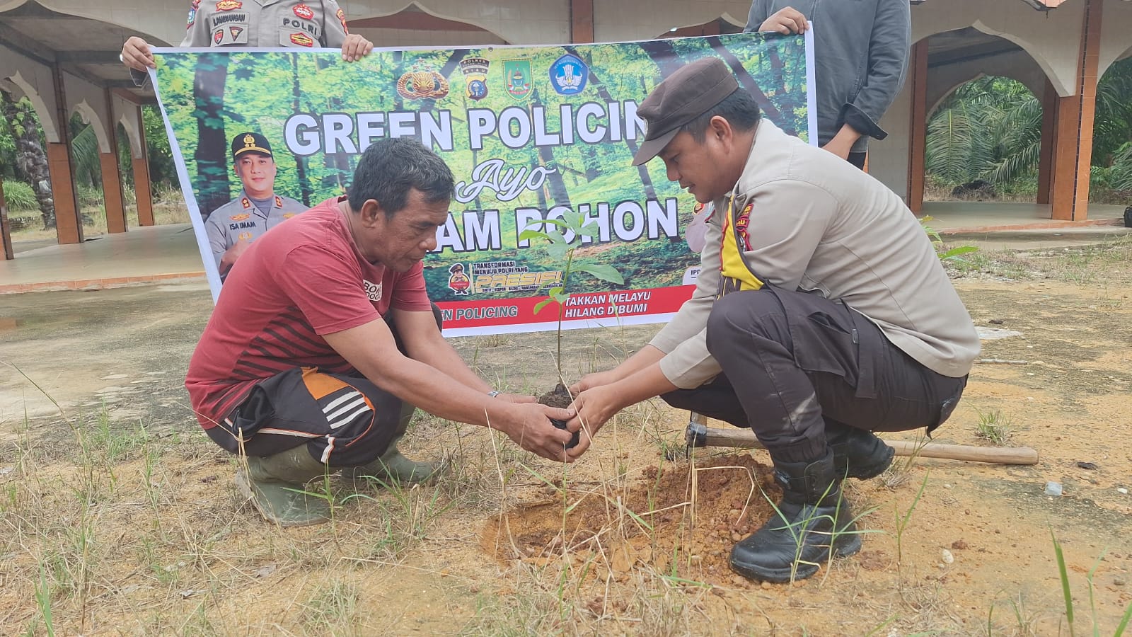 Green Policing, Polsek Rimba Melintang Tanam Pohon di Masjid Darussalam