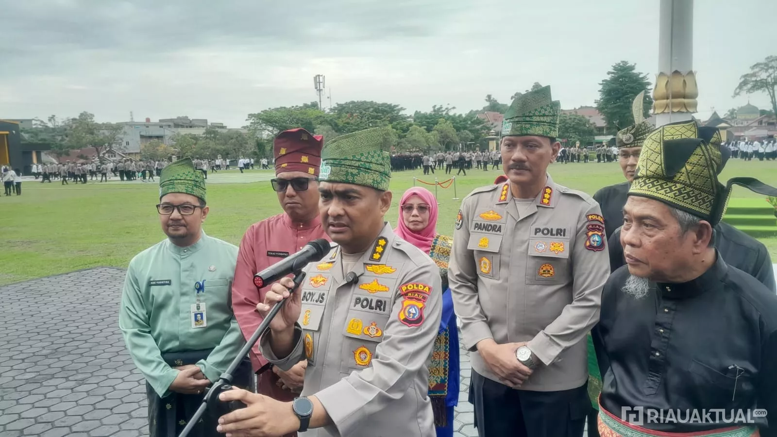 Polisi Berbalut Identitas Melayu, Polda Riau Wajibkan Tanjak dan Selempang Setiap Jumat 