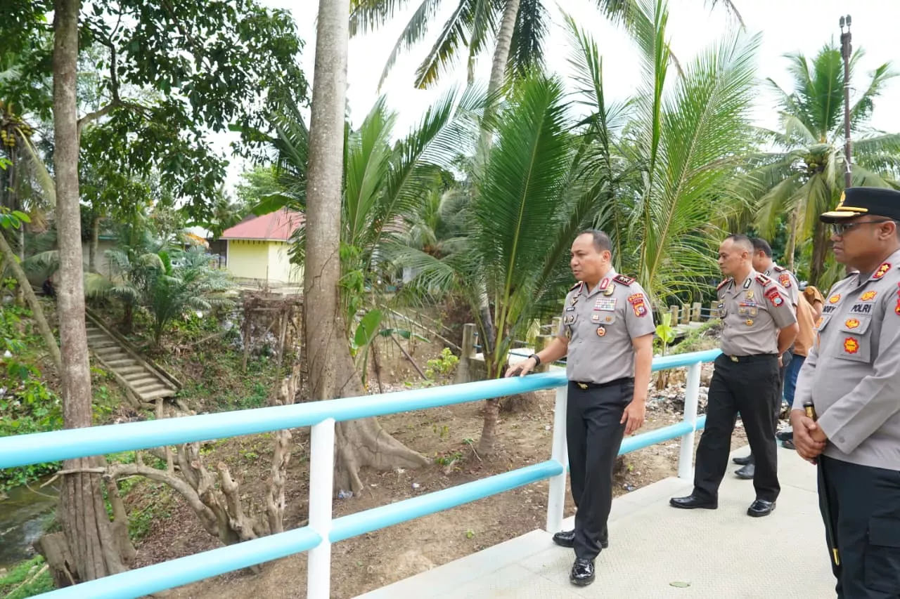 Dansat Brimob Dampingi Kapolda Riau Tinjau Jembatan Gobah Menjelang Diresmikan Kapolri