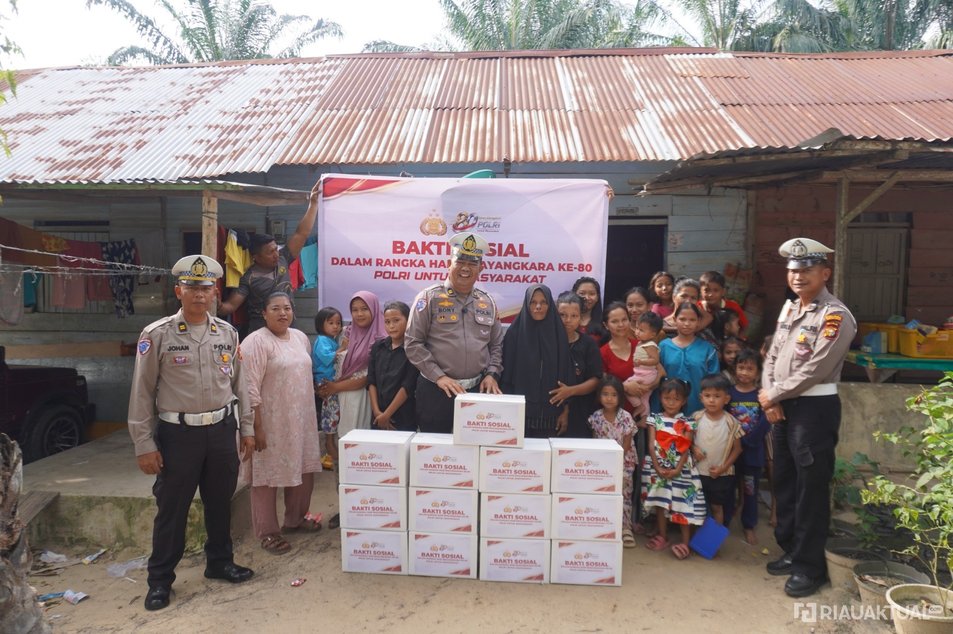 Sambut Hari Bhayangkara ke-80, Satlantas Polres Rohil Bagikan Sembako untuk Warga Pra Sejahtera