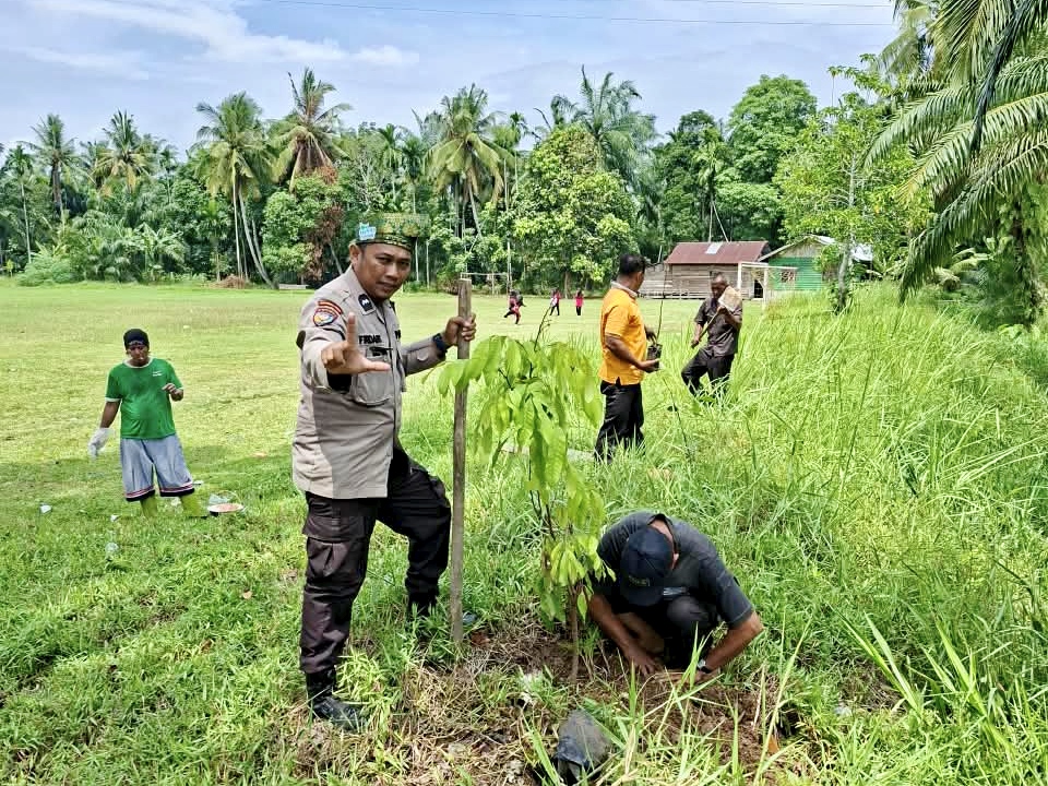 Hijaukan Rohil, Polsek Rimba Melintang Tanam 230 Bibit Pohon dengan Warga