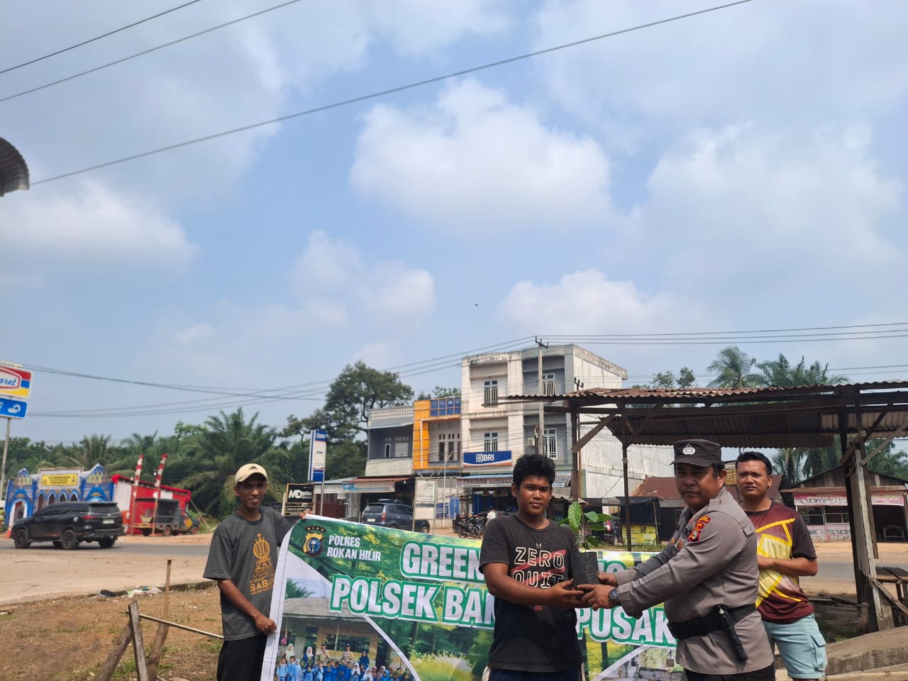 Edukasi Lingkungan, Polsek Bangko Pusako Tanam Bibit Kelengkeng Bersama Warga