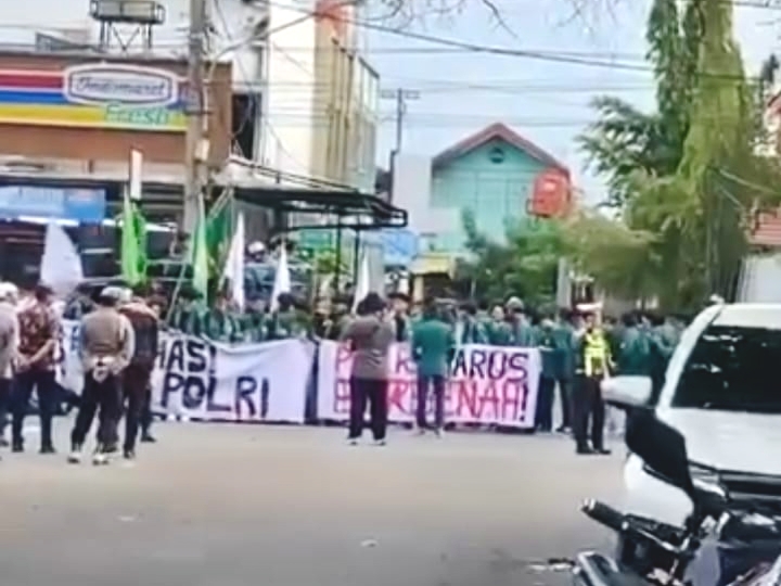 Imbas Demo Depan Polda Riau, Pedagang Takjil: Sudah Setengah Lima, Dagangan Tak Laku