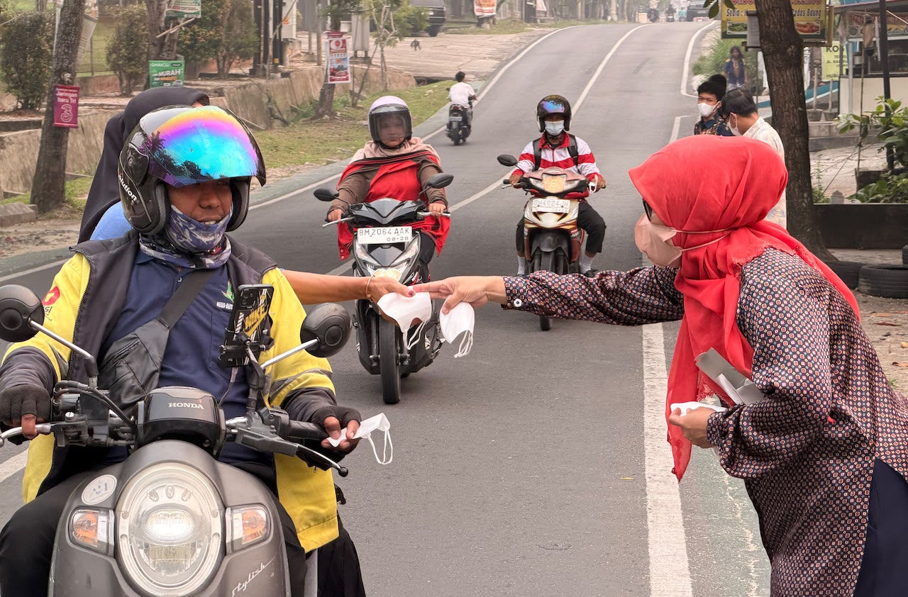 PTPN IV Bagikan 1.000 Masker di Depan Kantor, Kabut Asap Pekanbaru Makin Pekat