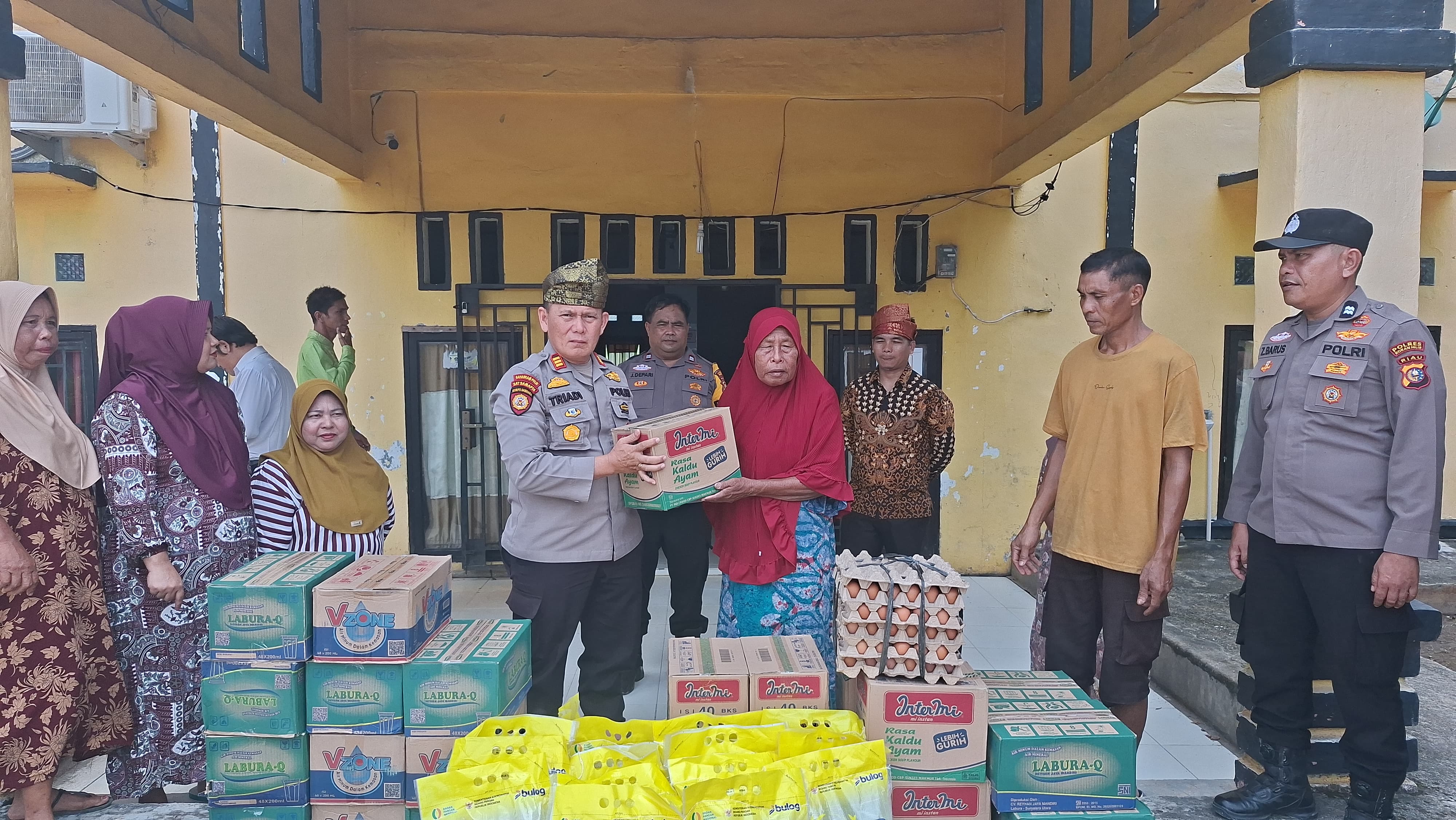 37 Rumah Diterjang Puting Beliung, Polsek Bangko Pusako Salurkan Bansos