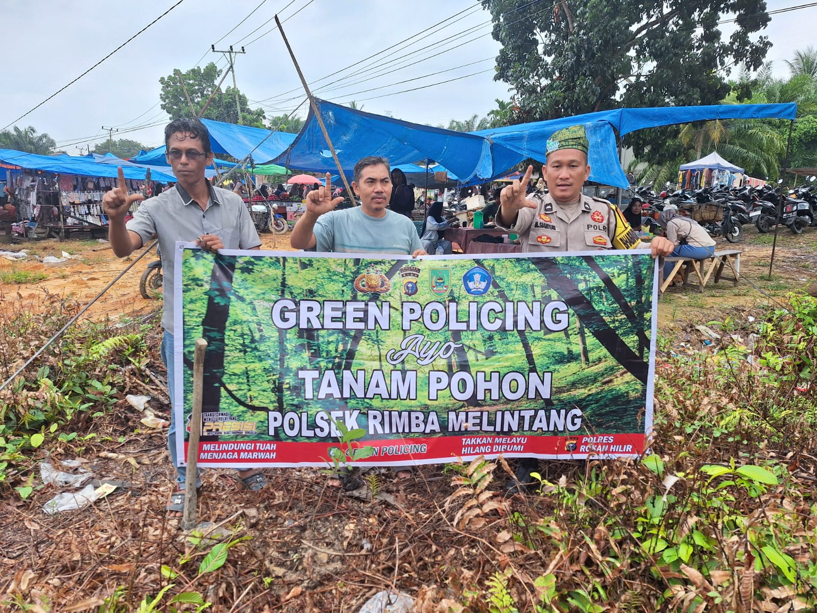Polsek Rimba Melintang Green Policing di Pasar Sabtu Rohil dengan Tanam Pohon Rambutan