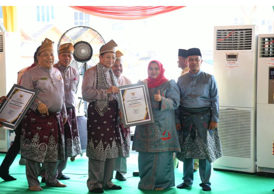 Bupati Bengkalis Kasmarni Terima Penghargaan dari Menteri Agama di MTQ ke-44 Riau