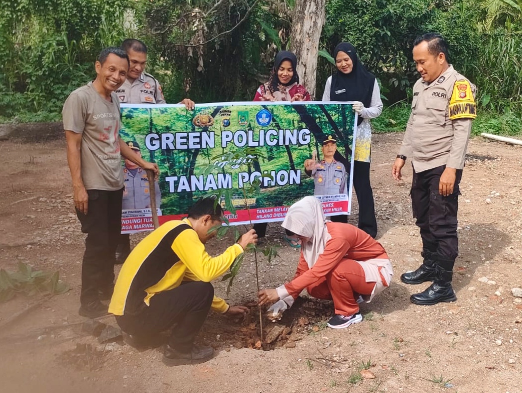 Wujudkan Green Policing di Rohil, Polsek Rimba Melintang Tanam Pohon di Puskesmas