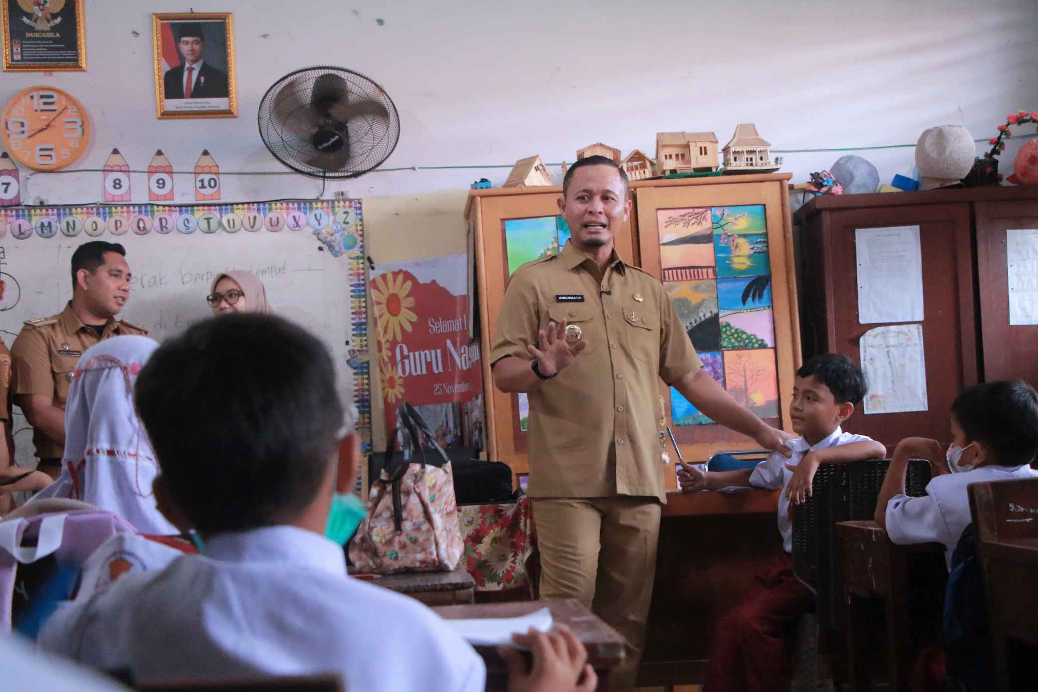 Tak Ada Lagi Perbedaan, Wako Pekanbaru Pastikan Murid Baru SD-SMP Dapat Seragam Gratis