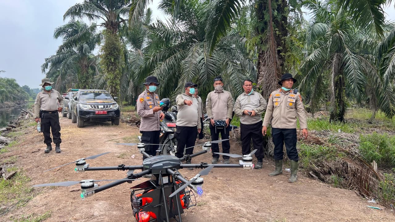 Teknologi Drone Bantu Polda Riau Jinakkan Karhutla di Siak