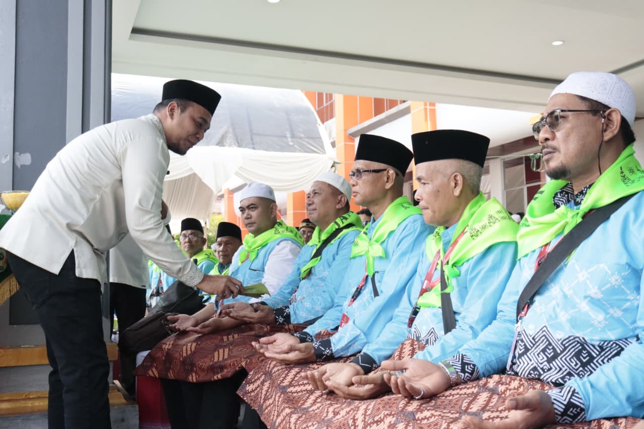 Bupati Inhu Lepas 213 Jemaah Calon Haji Kloter 10 Berangkat ke Tanah Suci
