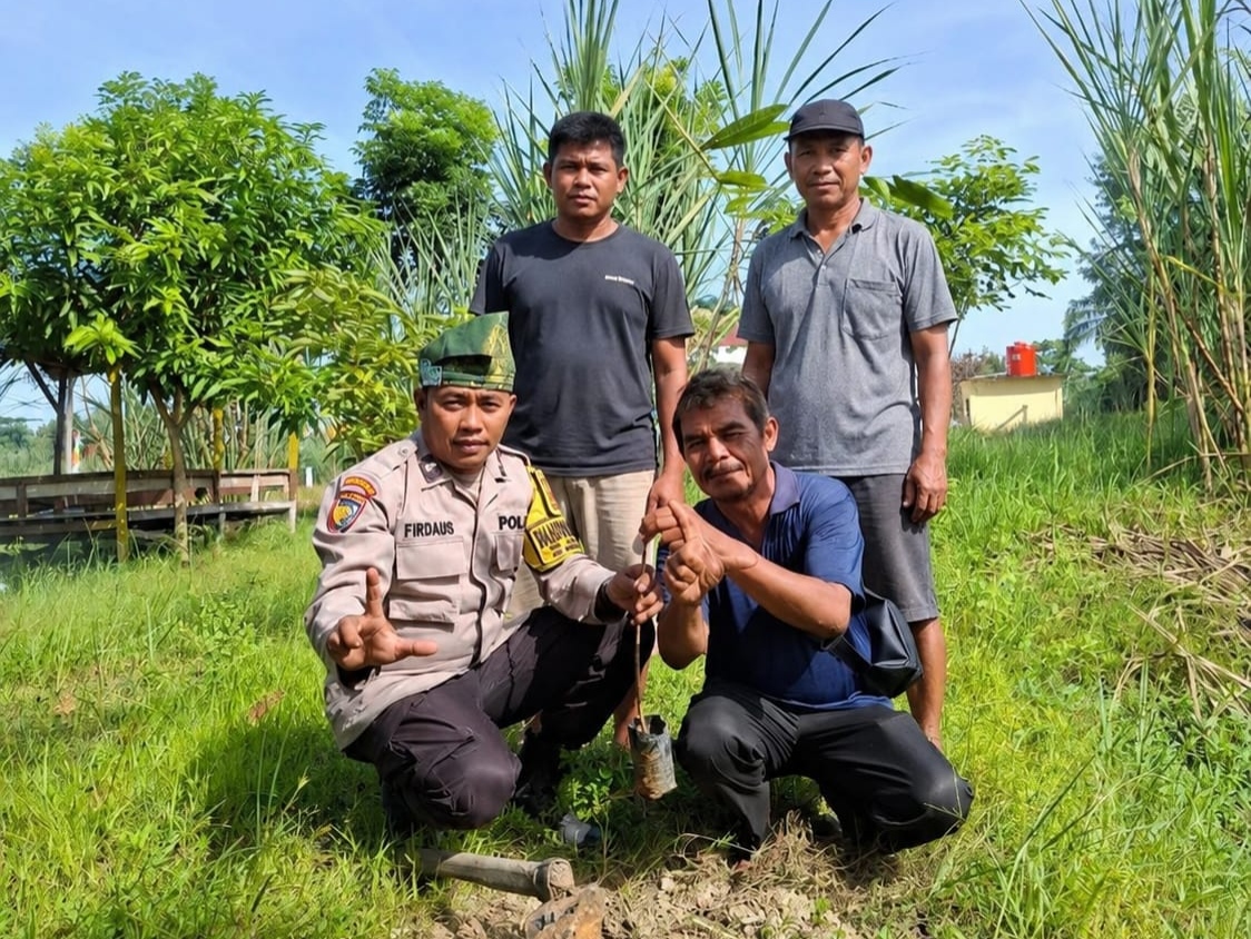 Green Policing di Lenggadai Hilir Rohil, Polsek Rimba Melintang Tanam 3 Pohon Bersama Warga