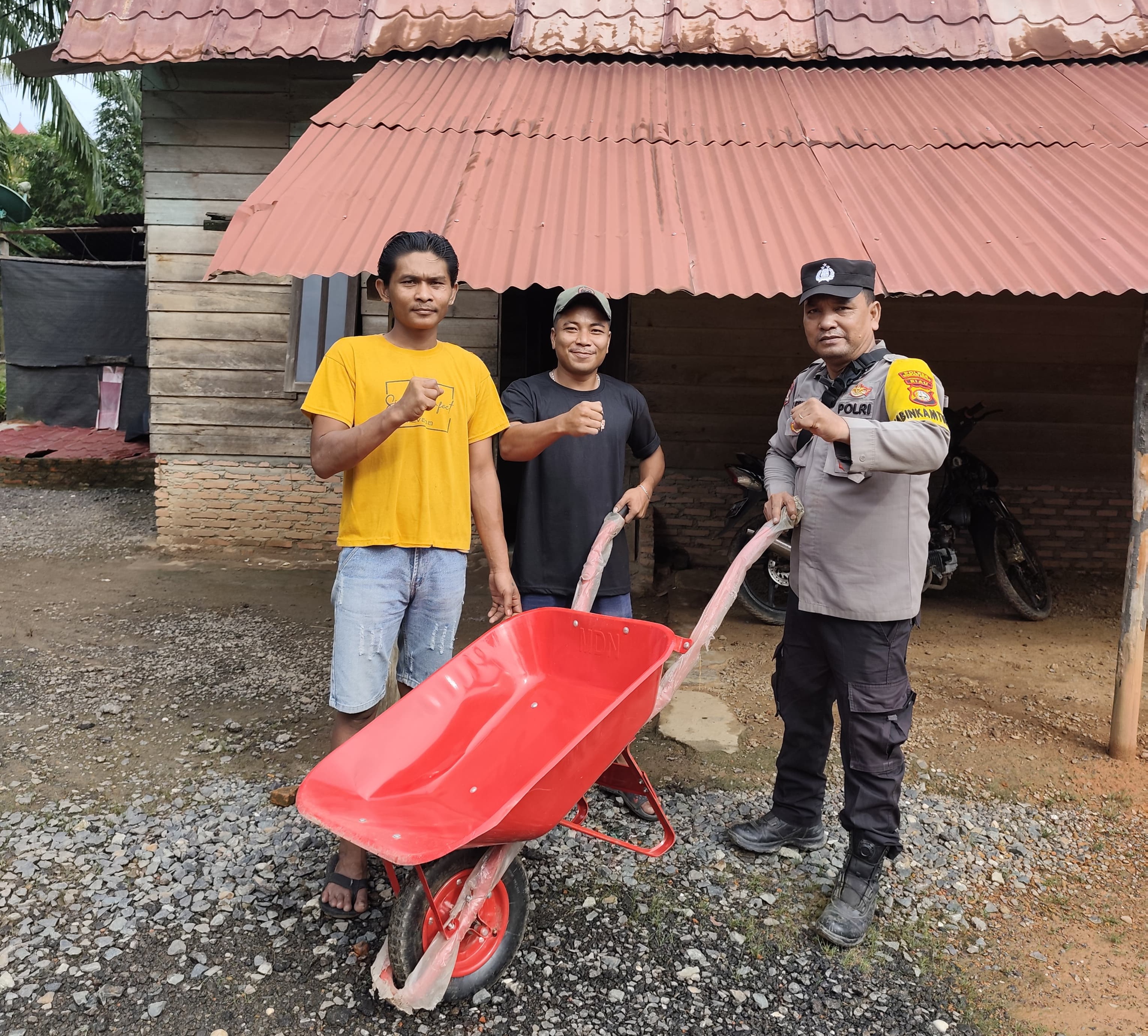 Bhabinkamtibmas di Rohil Bagikan Angkong untuk Petani, Sekaligus Sosialisasi Karhutla