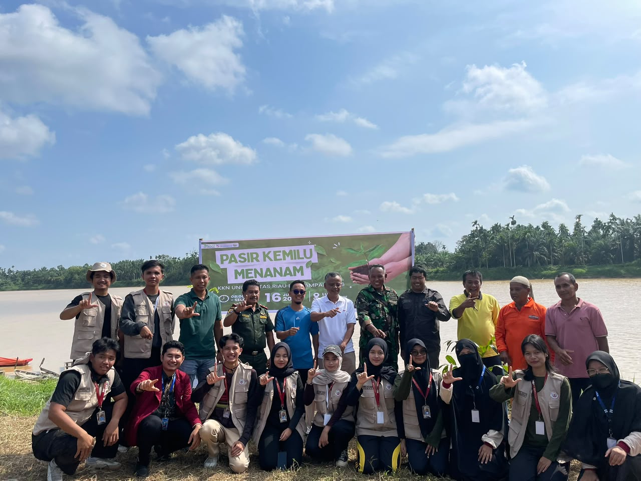 Cegah Banjir dan Erosi, Mahasiswa Kukerta UNRI Tanam 80 Bibit Pohon di Bantaran Sungai Indragiri