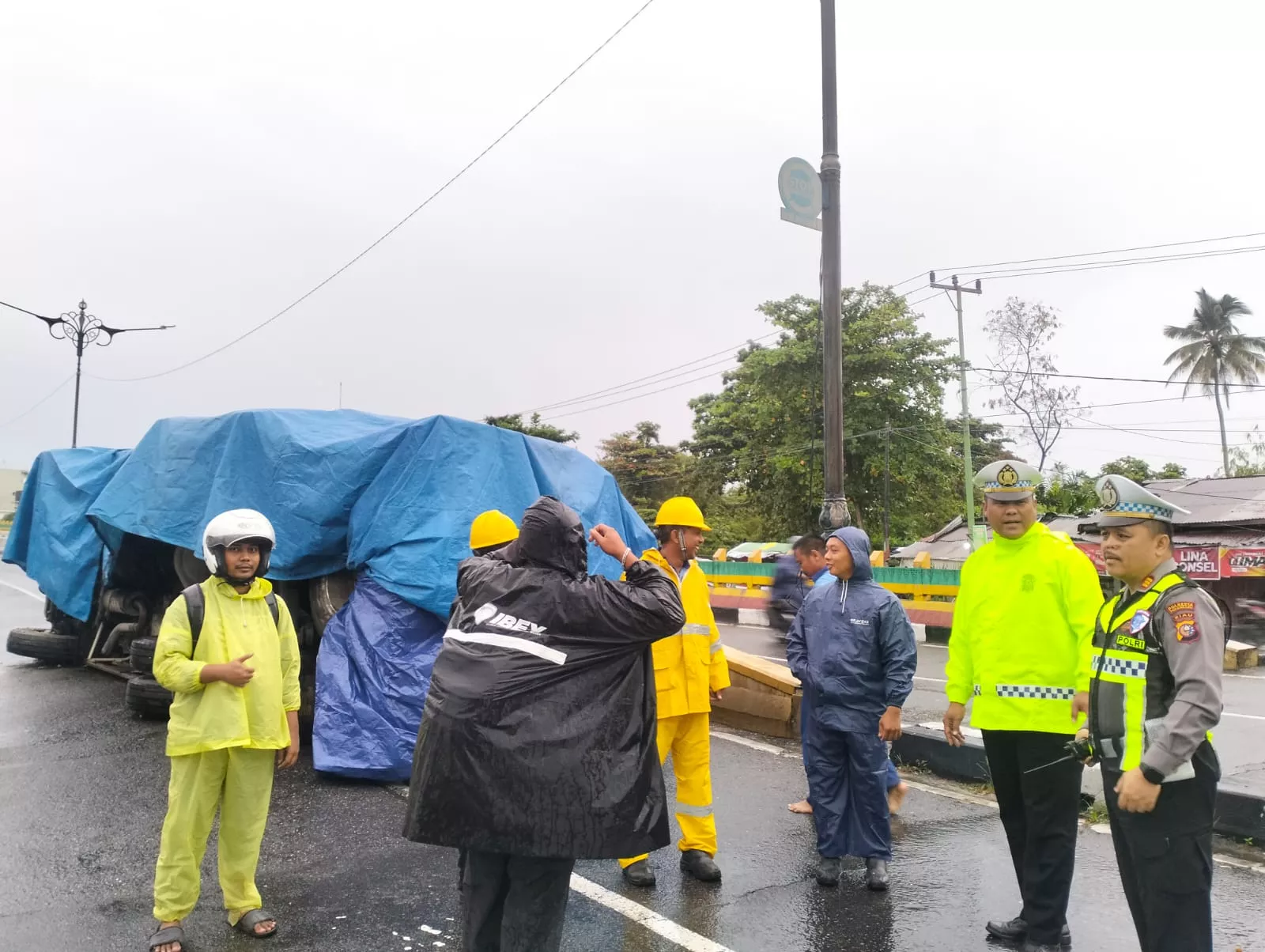 Diduga Sopir Mengantuk, Truk Tangki BBM Terguling Usai Tabrak Pembatas Jalan 