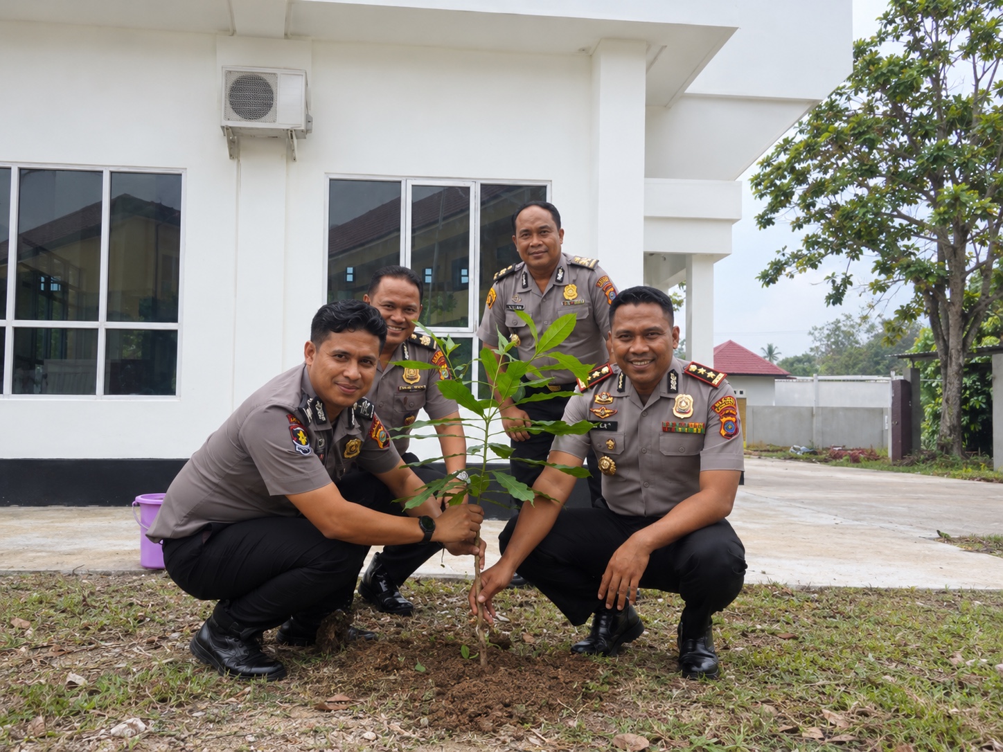 Green Policing, Polres Bengkalis Gandeng Pelajar hingga Masyarakat Tanam Pohon