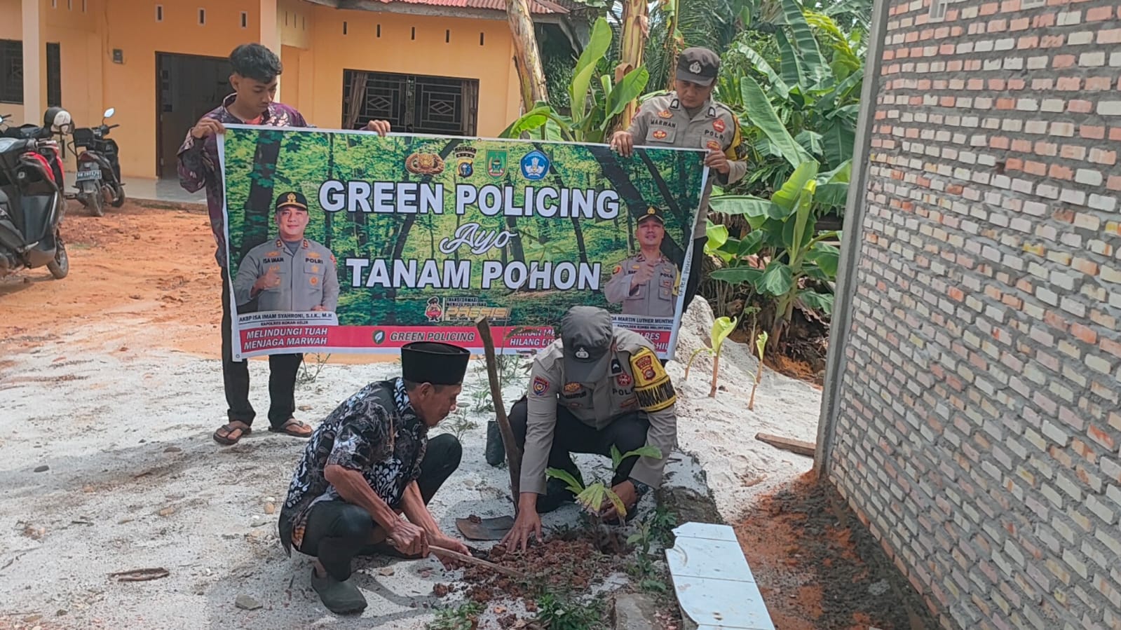 Polsek Rimba Melintang Sosialisasikan Green Policing dan Tanam Pohon di Lenggadai Hulu