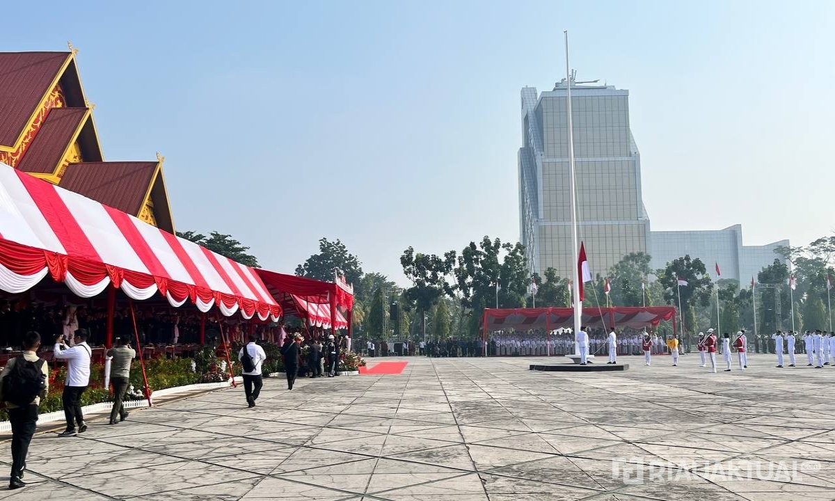 Upacara Peringatan HUT Kemerdekaan RI di Halaman Kantor Gubernur Riau Berjalan Sukses