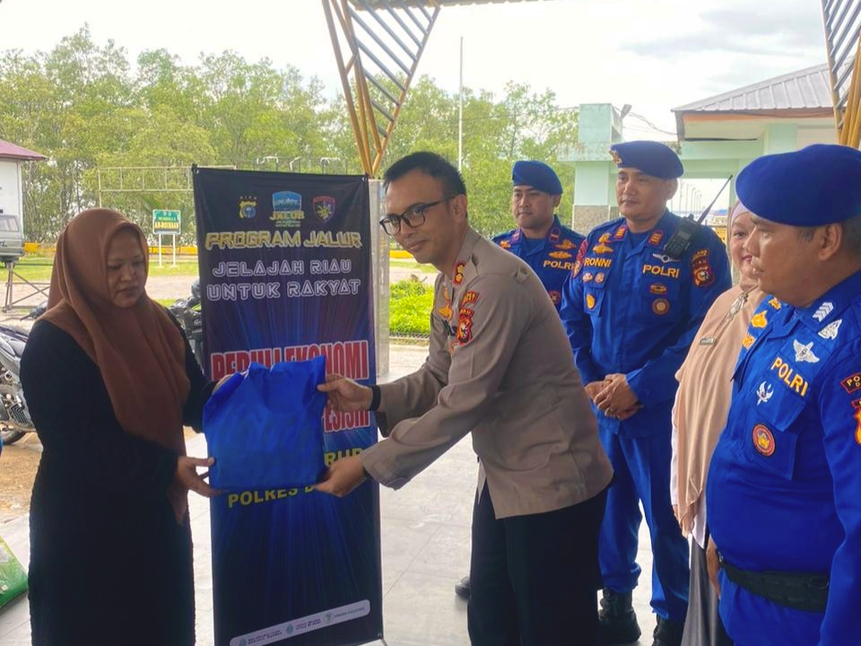 Program JALUR Polres Dumai Sentuh Warga Pesisir, Kapolres Bagikan Bantuan Langsung