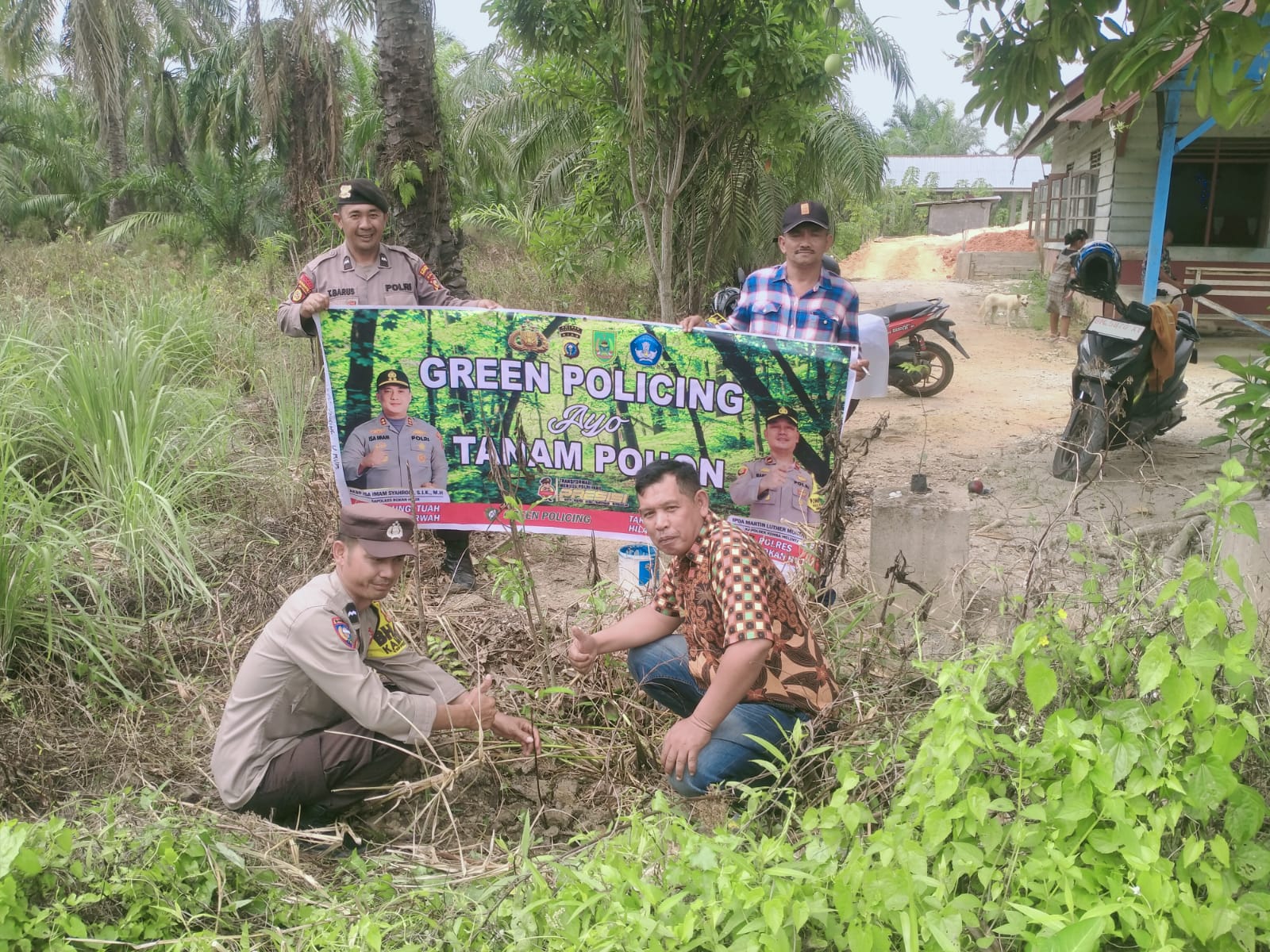 Polsek Rimba Melintang Tanam 10 Pohon di Halaman Gereja GBKP Pematang Botam